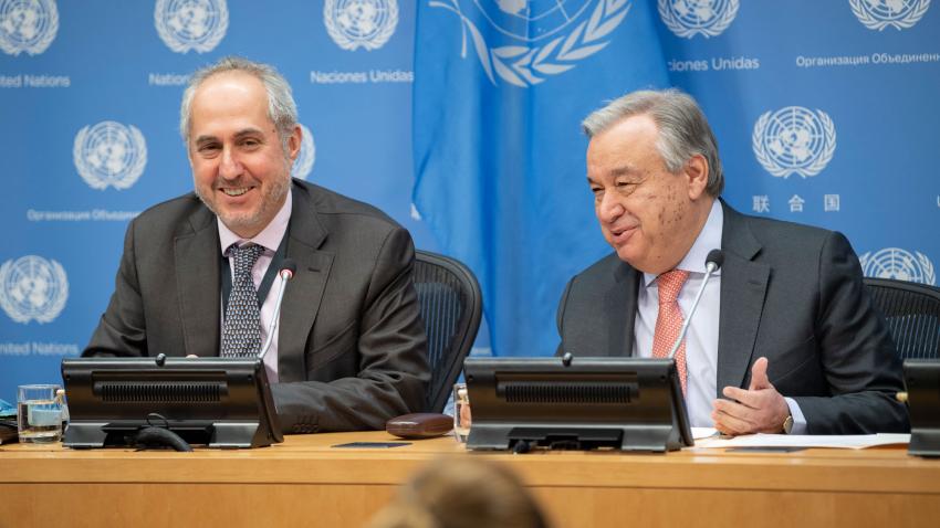 Stéphane Dujarric and António Guterres at table