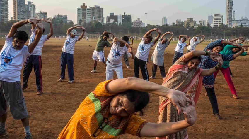 Diabetes patients exercising early in the morning in a public space in Mumbai, India. WHO / Atul Loke, Panos Pictures