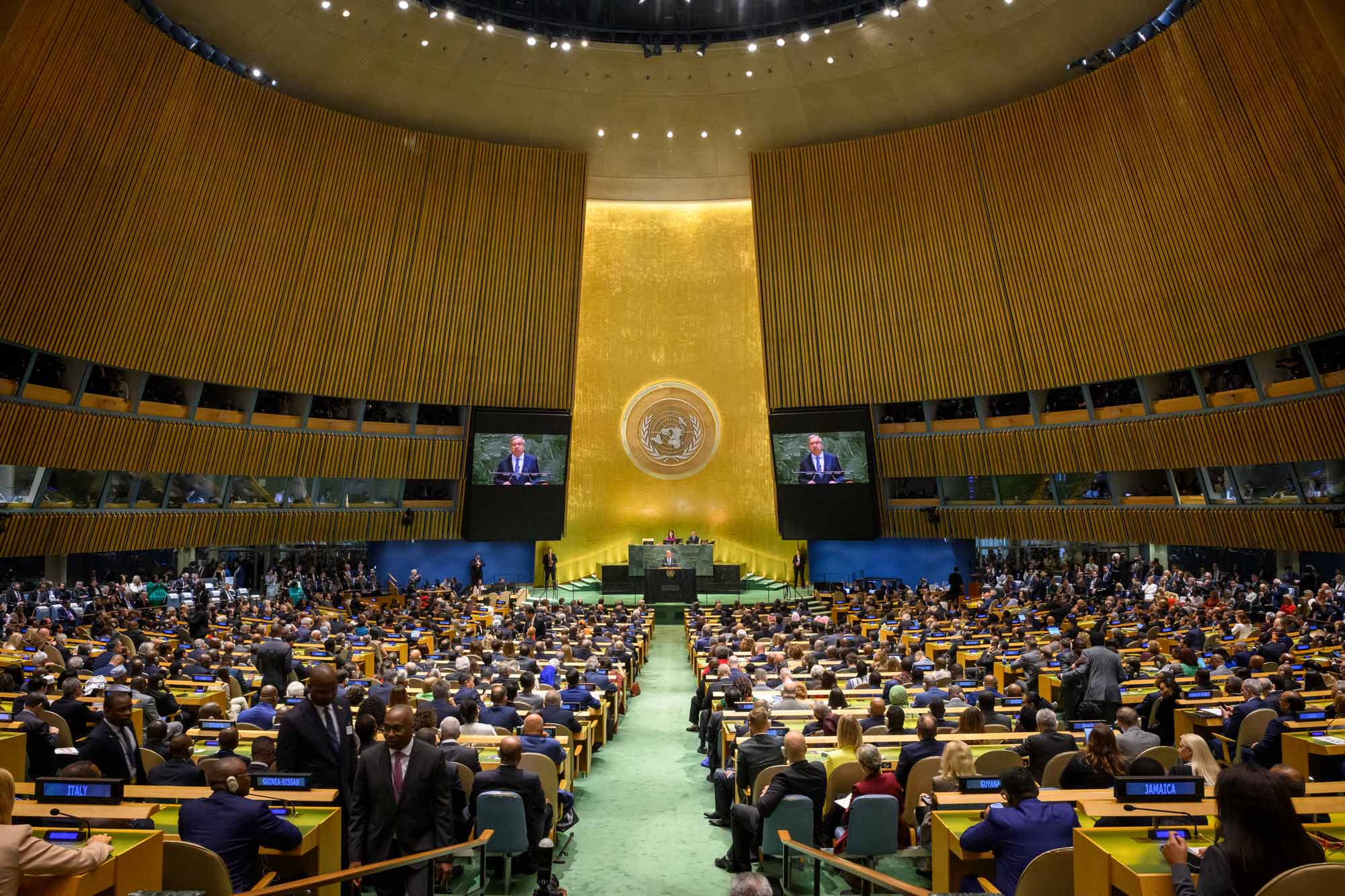 View of the General Assembly Hall with António Guterres at the podium and on two screens.